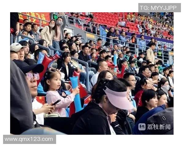 传奇足球明星赛吸引了众多球迷现场观赛热情高涨人气爆棚 传奇足球明星赛吸引了众多球迷现场观赛热情高涨人气爆棚